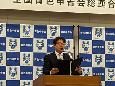 決議文を読み上げる小澤健作青年部長